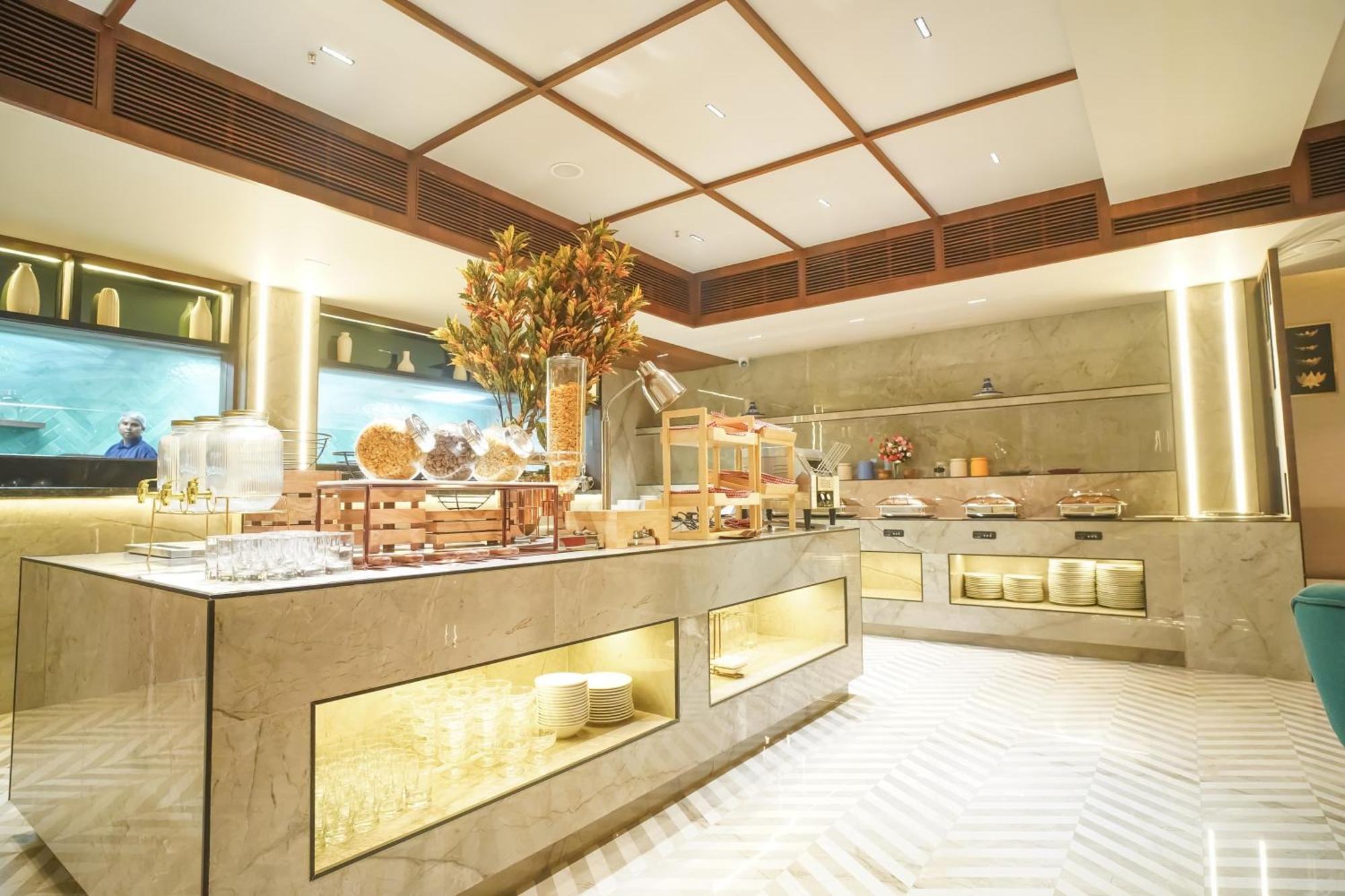 Ishaan Sarovar Portico Диогар Екстериор снимка