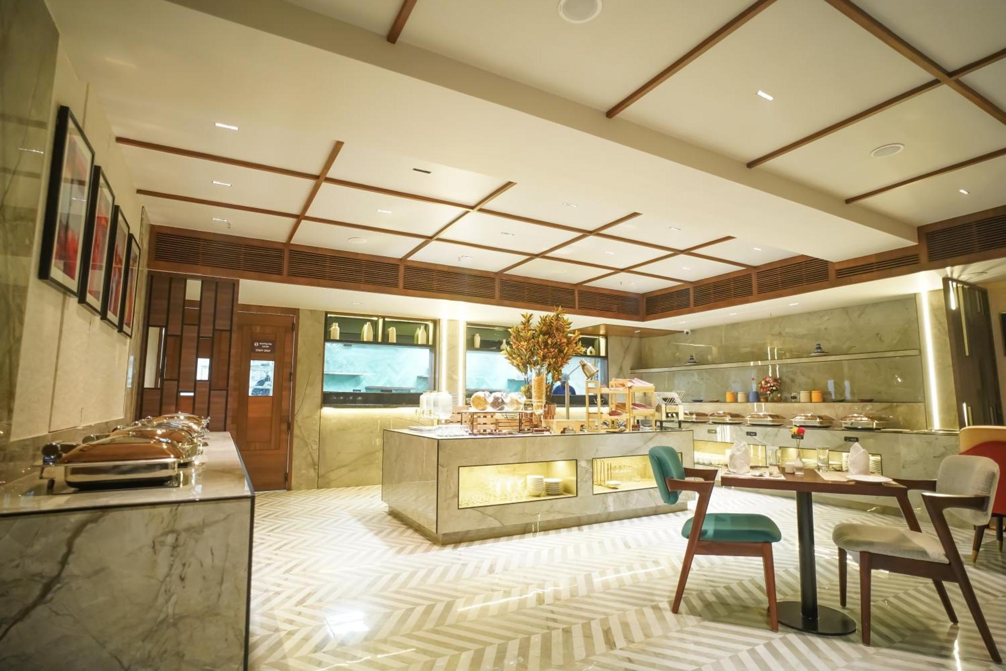 Ishaan Sarovar Portico Диогар Екстериор снимка