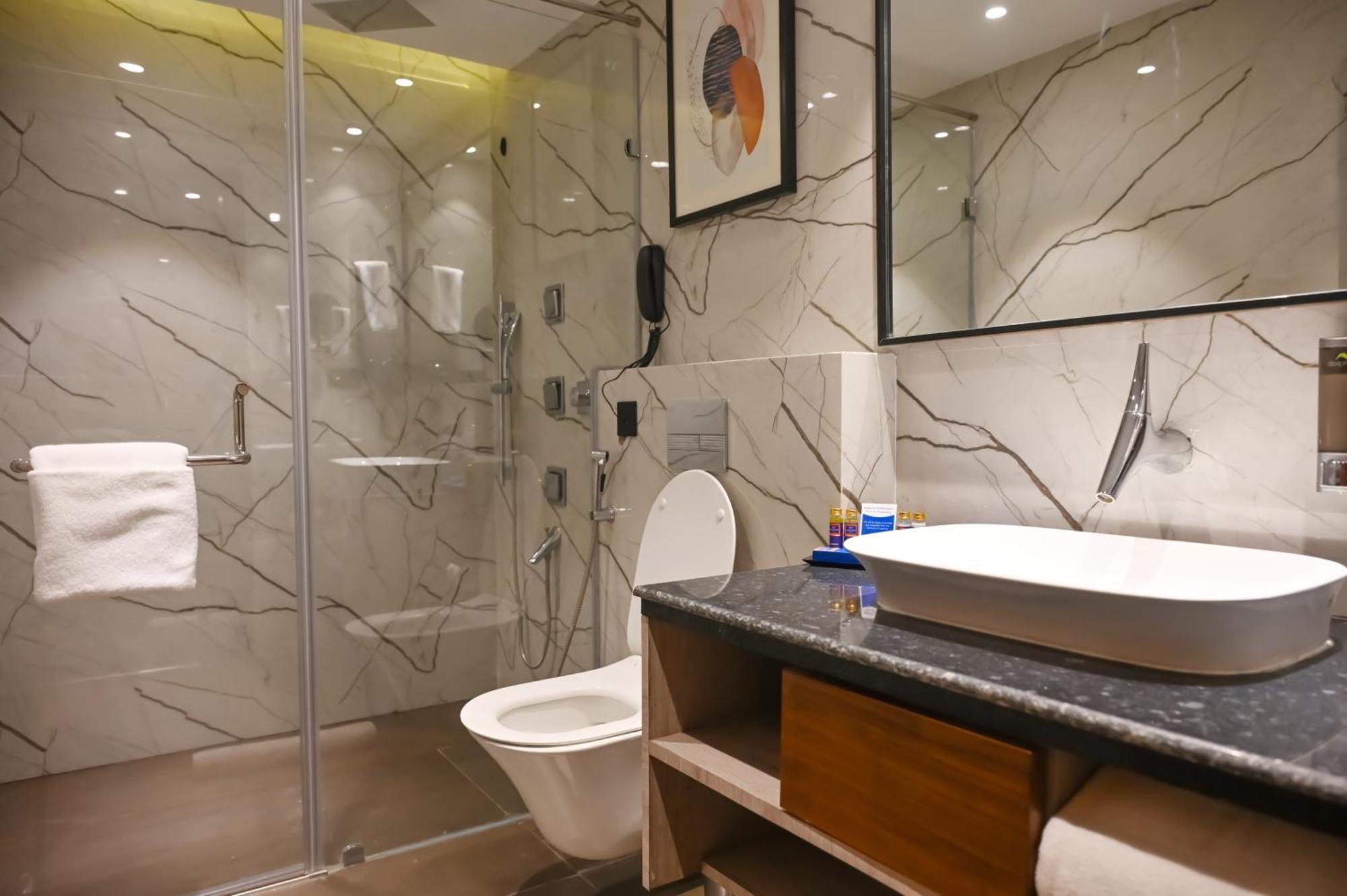 Ishaan Sarovar Portico Диогар Екстериор снимка