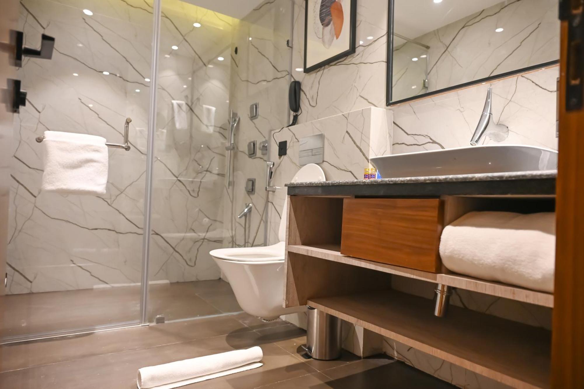 Ishaan Sarovar Portico Диогар Екстериор снимка