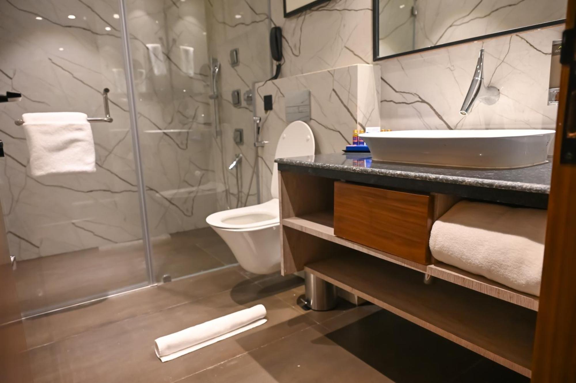 Ishaan Sarovar Portico Диогар Екстериор снимка