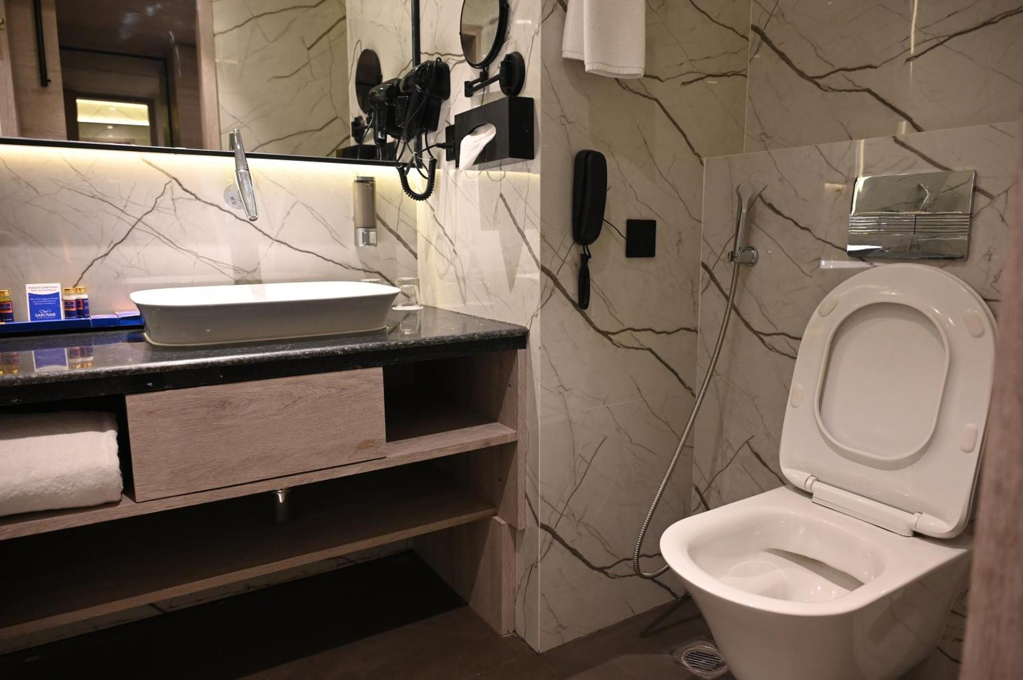 Ishaan Sarovar Portico Диогар Екстериор снимка