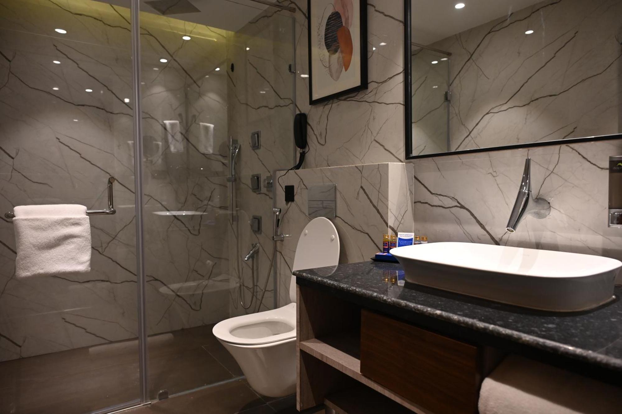 Ishaan Sarovar Portico Диогар Екстериор снимка