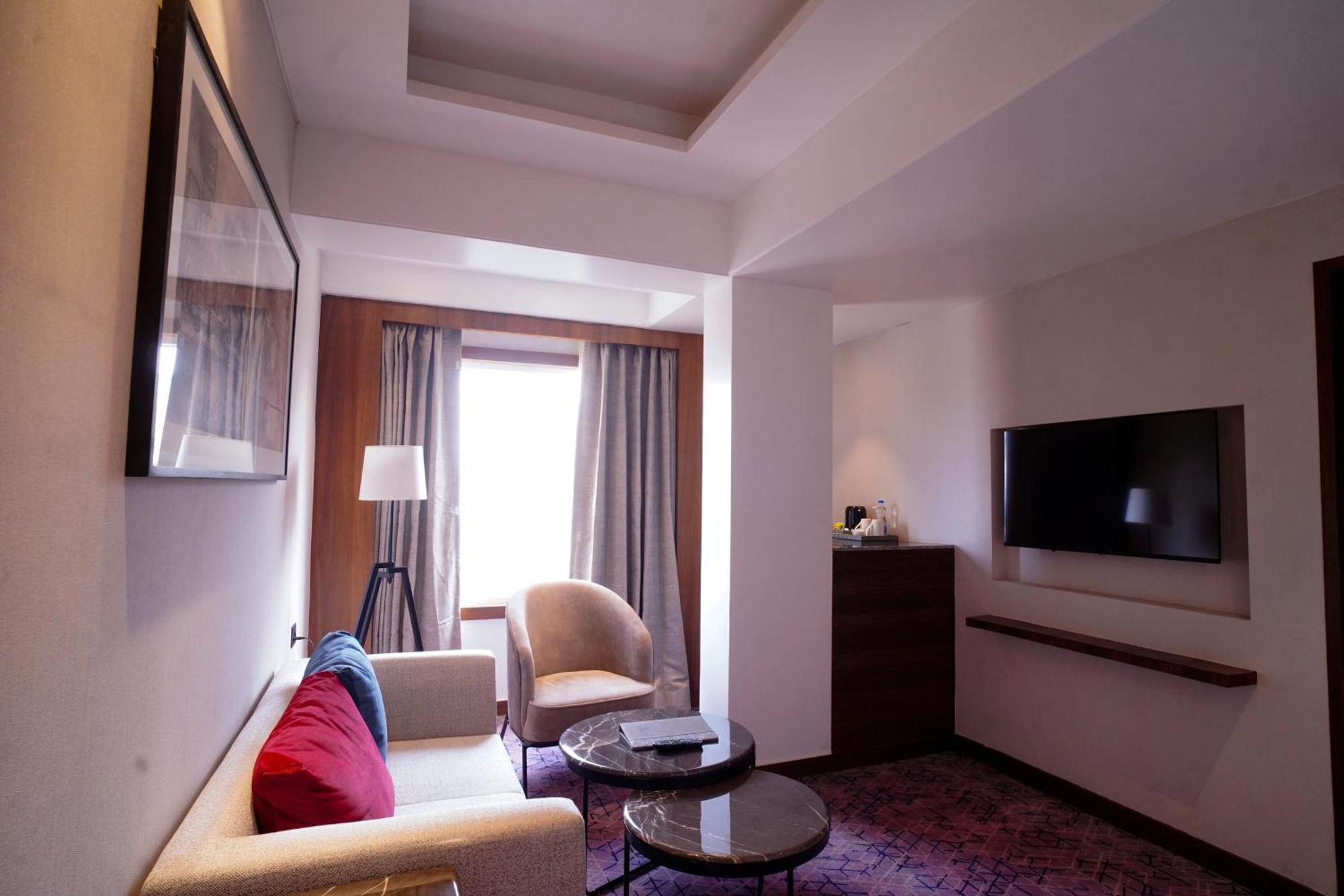 Ishaan Sarovar Portico Диогар Екстериор снимка