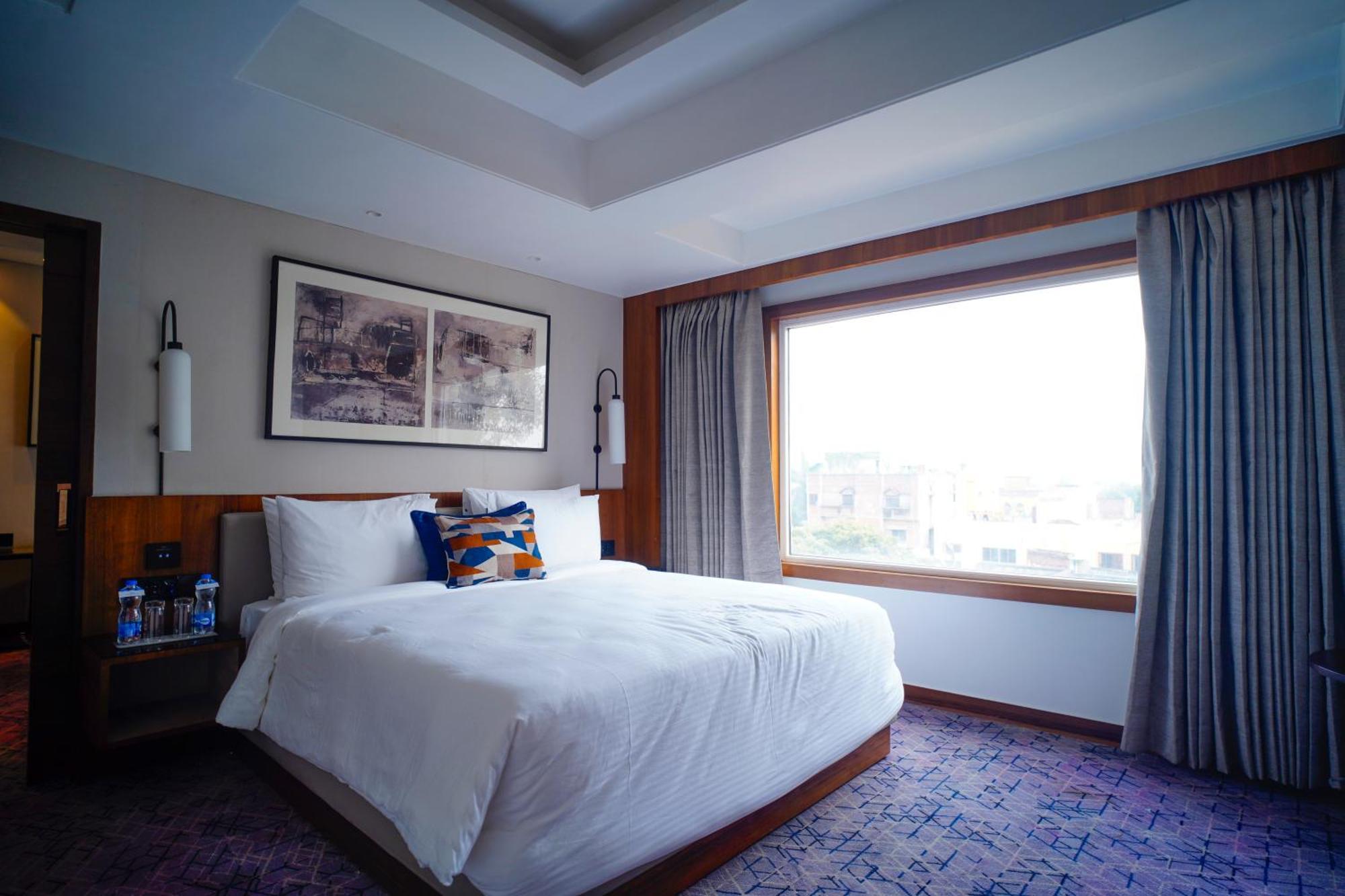 Ishaan Sarovar Portico Диогар Екстериор снимка