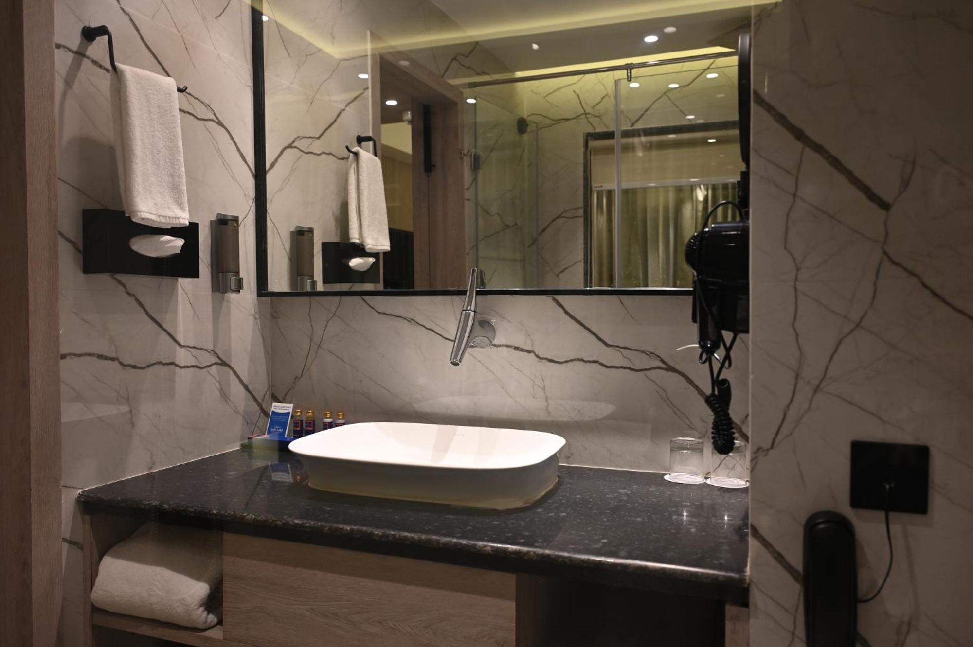 Ishaan Sarovar Portico Диогар Екстериор снимка