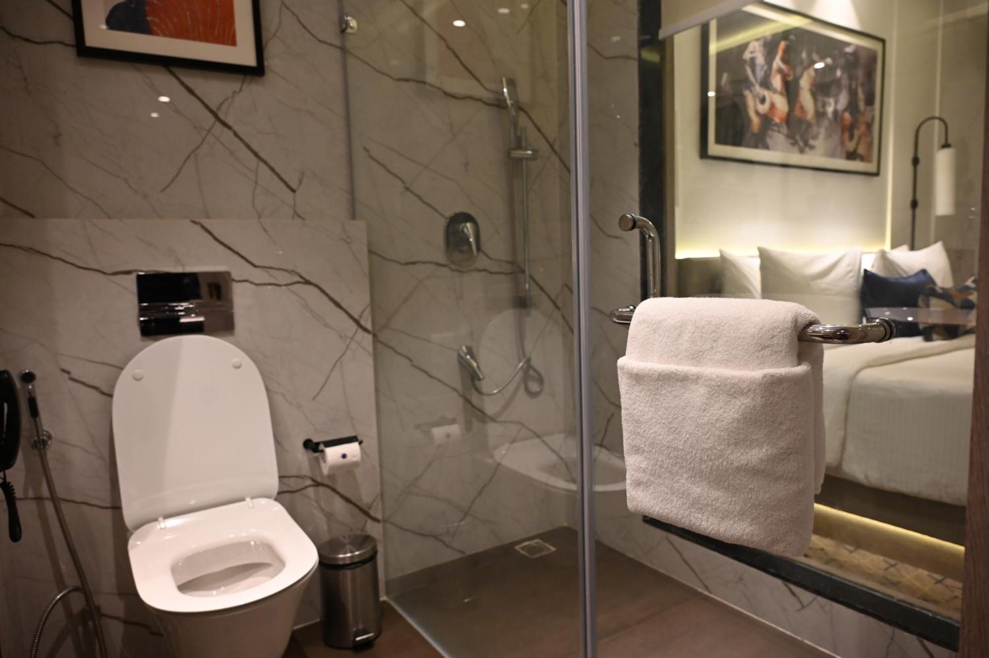 Ishaan Sarovar Portico Диогар Екстериор снимка